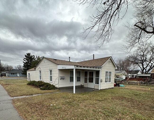 Building Photo - 520 7th Ave Unit 520 1/2 7th Avenue