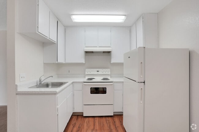 1 BR, 1 BA - 528 SF