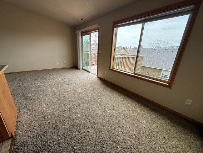 Photo - 3 Bed/2.5 Bath Townhome in NE Bend - Canoe Court Unit 2