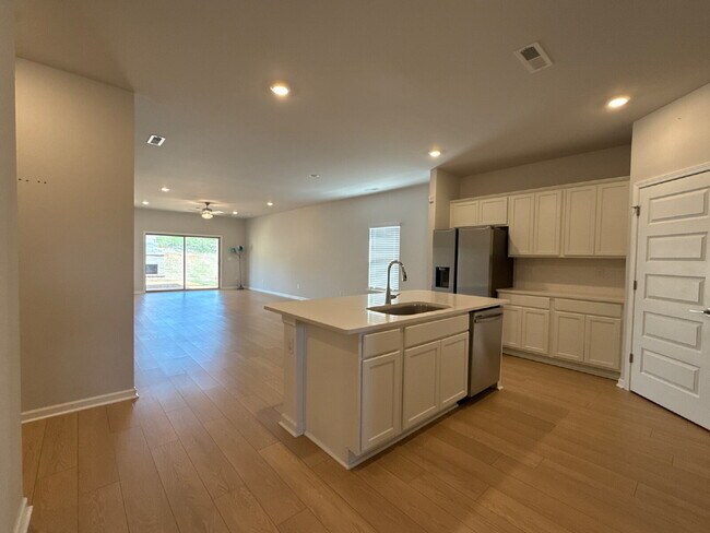 Photo - 280 Shangrila Wy