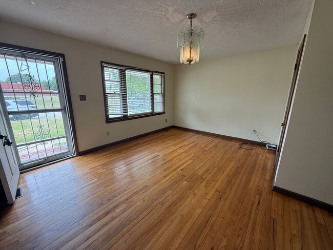 Photo - 1017 Vance St E