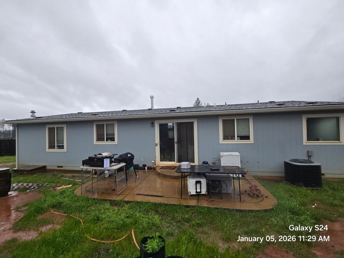 Photo - 3 bedroom/2 bath, fenced yard, pet friendly
