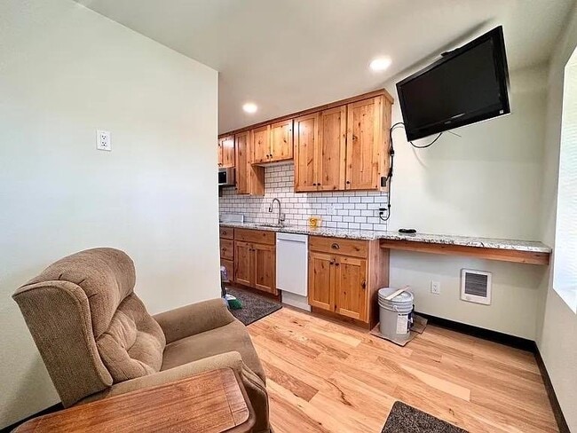 Photo - 745 NE Belknap St