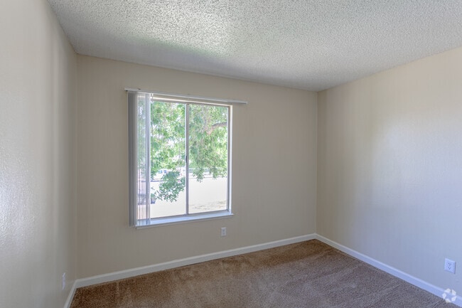 2BR, 2BA - 914 SF