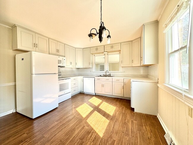 Photo - Spacious 3 Bedroom Home Convenient to New Garden