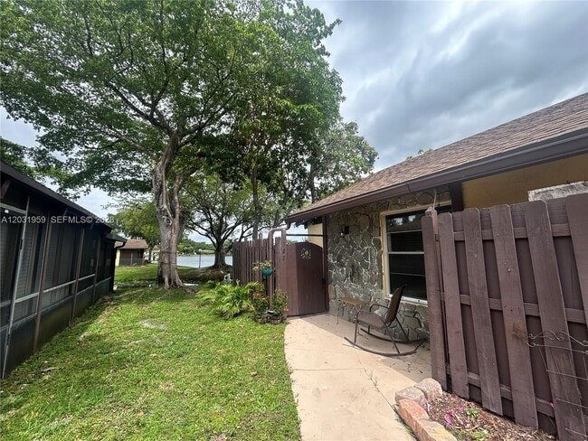 Photo - 322 Briarwood Cir