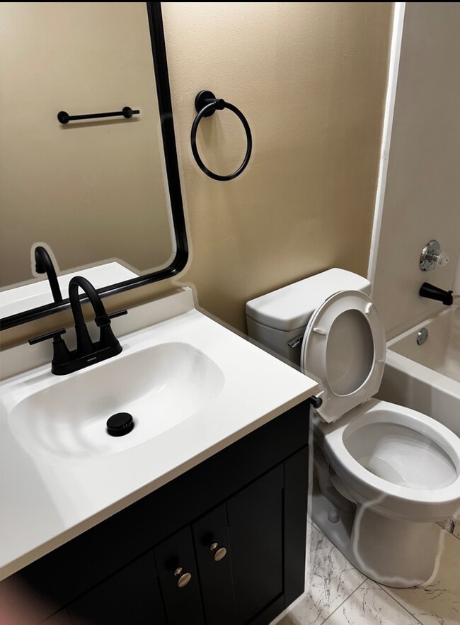 Photo - Room in Apartment on University Ct