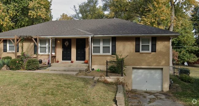 Building Photo - *COMING SOON* Charming 2 Bed 1 Bath Duplex... Rental