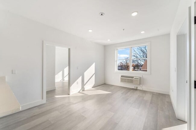 Photo - 43-45-45 W 32nd St Unidad 305