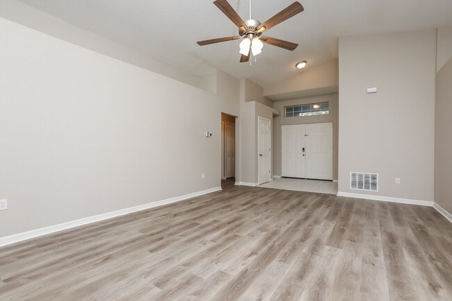 Photo - 827 High Pointe Cir