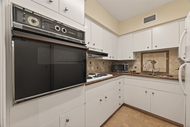 Photo - 2600 Bellefontaine Unit B 24