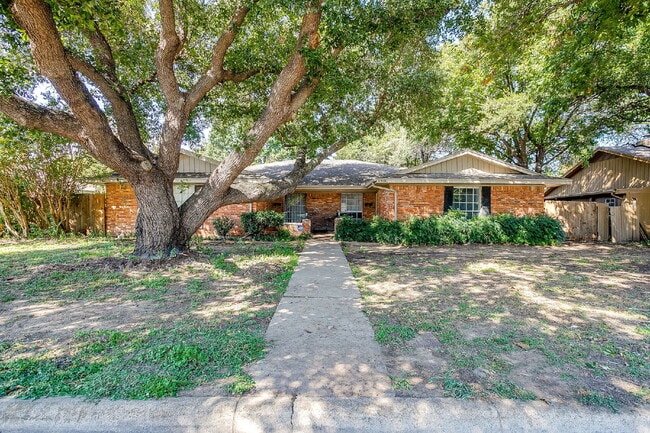 Building Photo - Spacious, Recently Updated Duplex! Rental