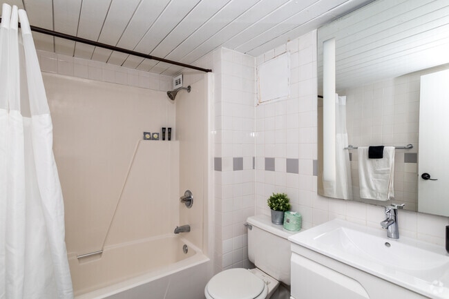 2BR, 2BA - 944SF - Loft - 1st Bathroom