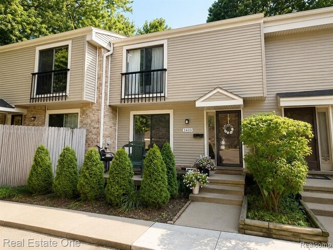 Building Photo - 1403 Oakbrook E Dr Unit 93