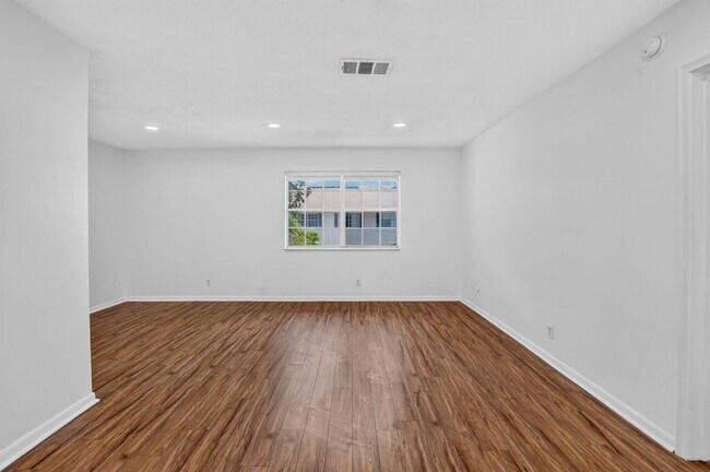 298 SW 6th St Unidad 204
