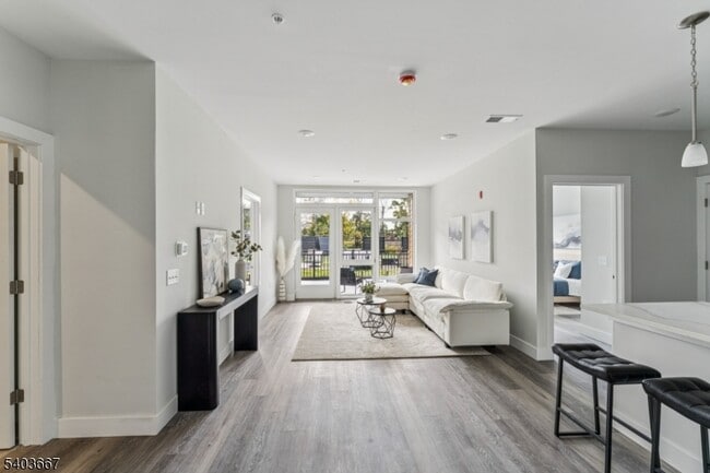 Building Photo - 140 W Webster Ave Unit 214