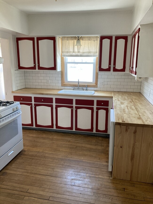 Photo - 121 W Maple St