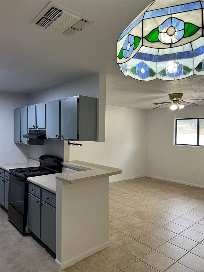 Building Photo - 1301 Greenlawn Pkwy Unit C