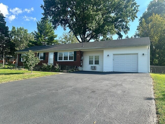 Building Photo - Charming 3 Bedroom Home in Fern Creek – Gr...