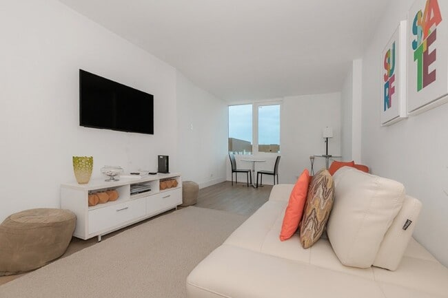 2301 Collins Ave