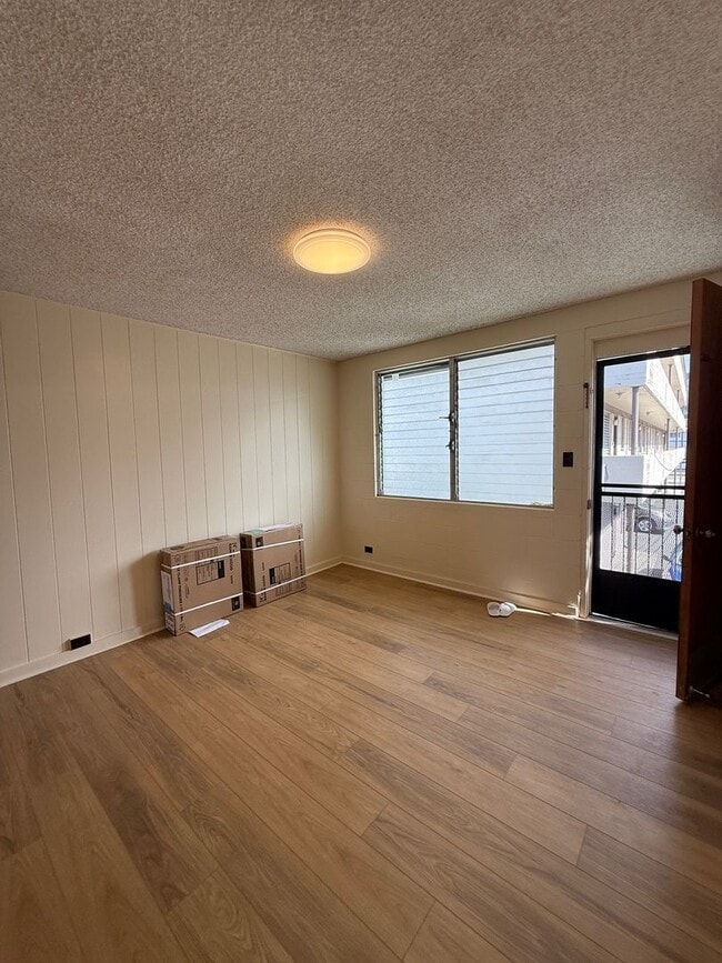 Building Photo - Refreshed - 2 bedroom, 1 bath unit in grea... Rental