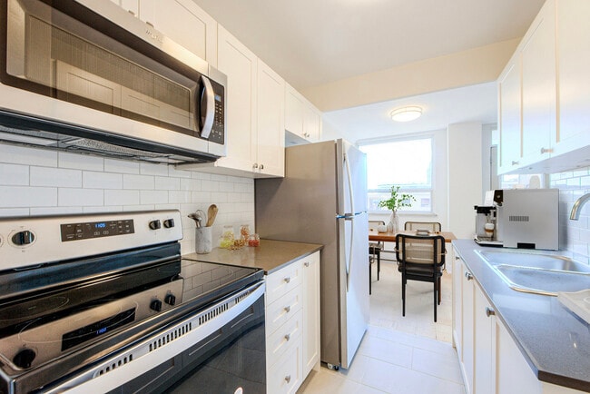 Building Photo - 440 Eglinton