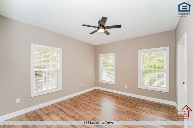 165 Lakeshire Dr