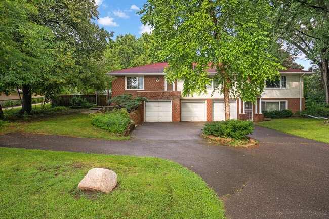 Building Photo - 2525 Maple Ln