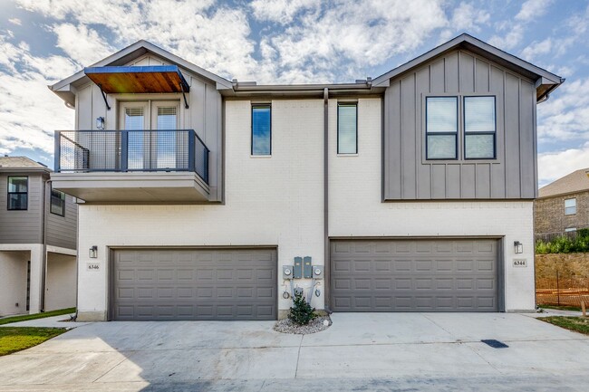 Photo - Modern 3 Bedroom / 2.5 Bath Townhome in Fo...