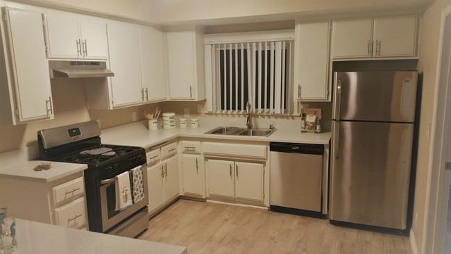 Cocina recientemente remodelada - 3524 E 2nd St