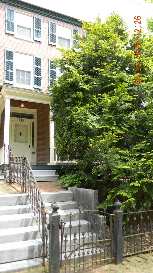 Building Photo - 311 N High St Unit Front Apartment