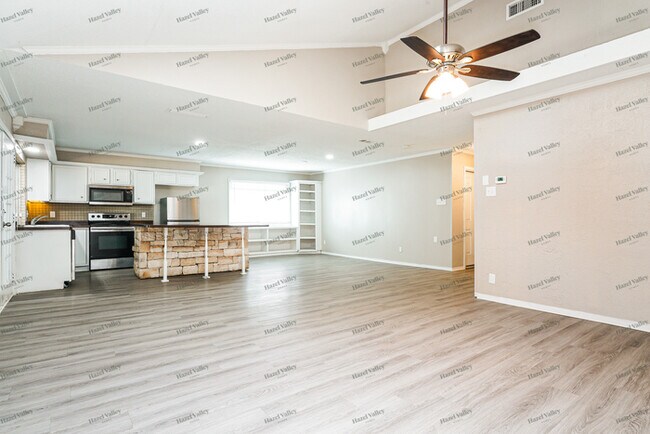Photo - 606 E Springdale Ln