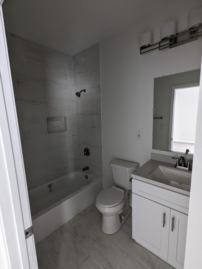 Master Bathroon - 1028 Parsons St SW