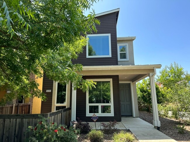 Building Photo - Charming 3 Bed / 2.5 Bath Home with Modern Upgrades