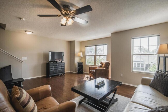 Sala de estar - 6014 Turnwood Dr Unidad 6014