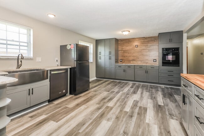 Photo - 4361 Hillcrest Dr