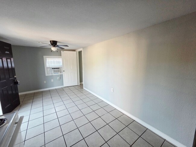 Photo - 5403 Ave Q 1/2