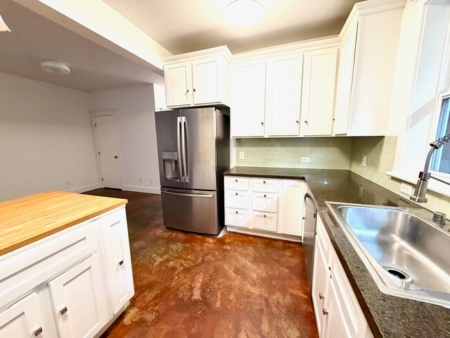 Photo - 3263 Louise St