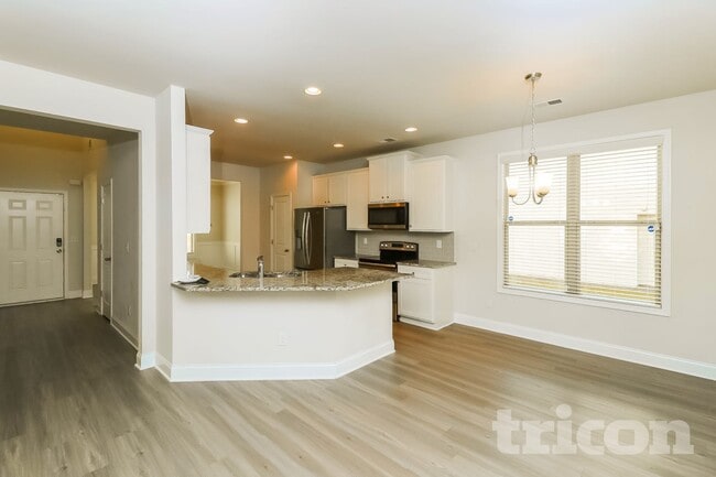 Photo - 404 Ireland Ln