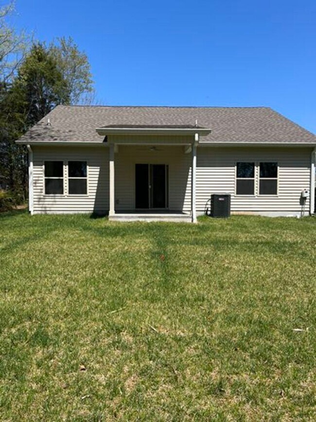 Photo - Loudon 37774 - Charming 2 bedroom, 2 bath home with a 2-car garage - Contact Susan Niedergeses (8...