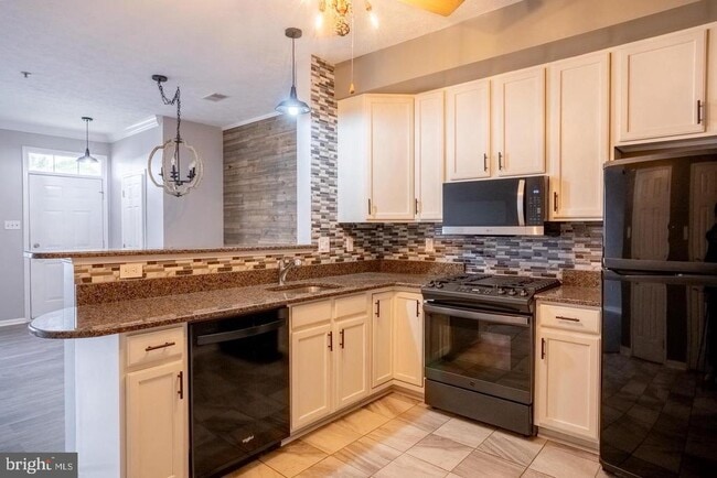 Building Photo - 4910 Edgeware Terrace