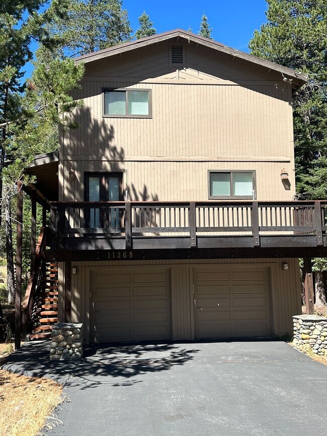 11368 Lucerne Ln