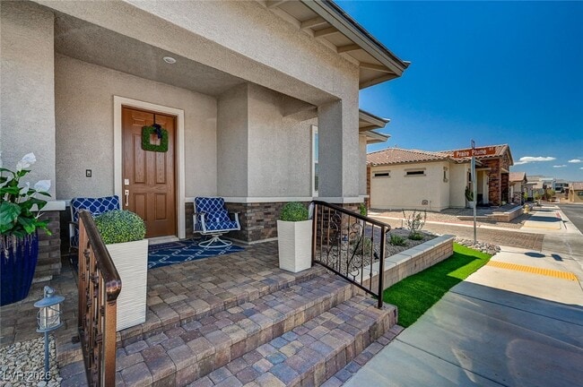 Photo - 762 Praire Plume St