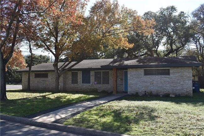 Building Photo - 2001 Oakglen Dr Rental