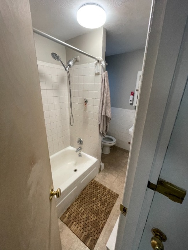 Photo - One Bedroom ** Newton Highlands Village ~ MBTA GL-D