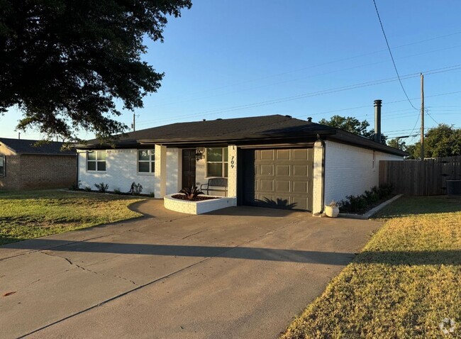 Building Photo - Updated 4-Bedroom Home with Spacious Backy...