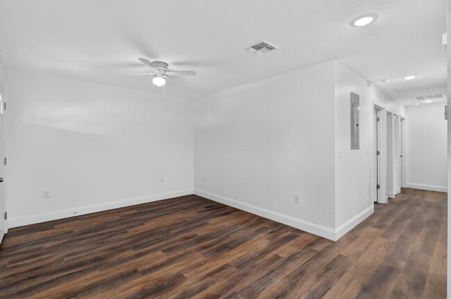 Photo - 728 Henry Rd