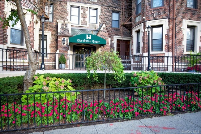 Building Photo - 2 Spruce St Unit 2J