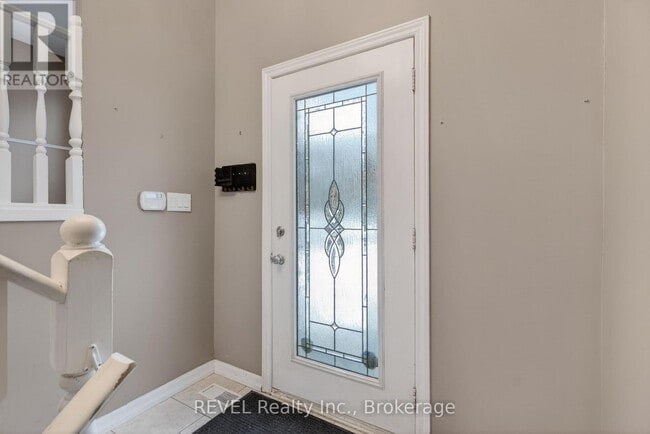 Photo - 6166 Wildrose Crescent