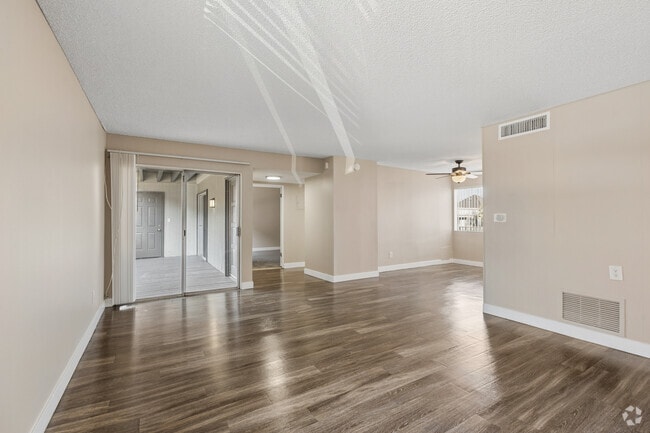 1BR, 1BA - 850SF - Living Room
